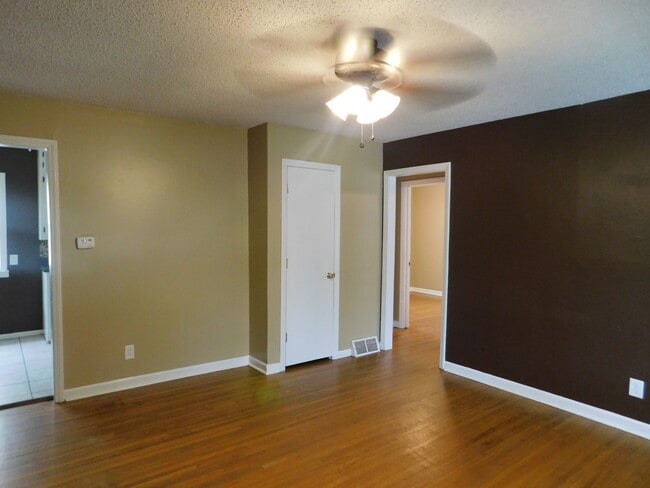 Building Photo - Beautifully remodeled 3 bedroom/1 bath hom...