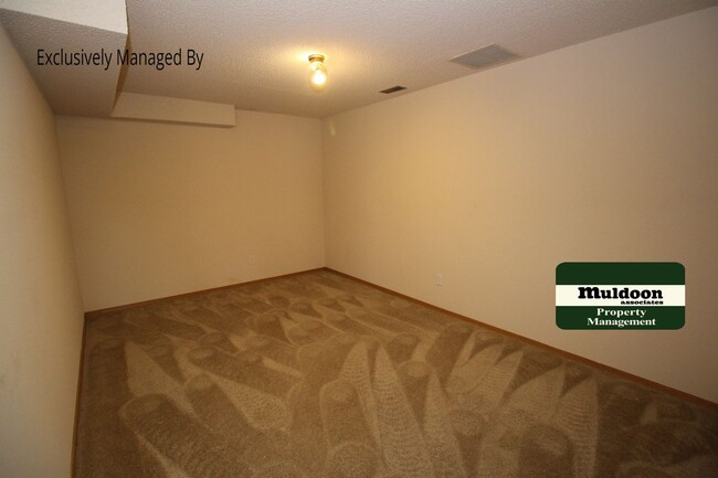 Building Photo - Comfortable Townhome!