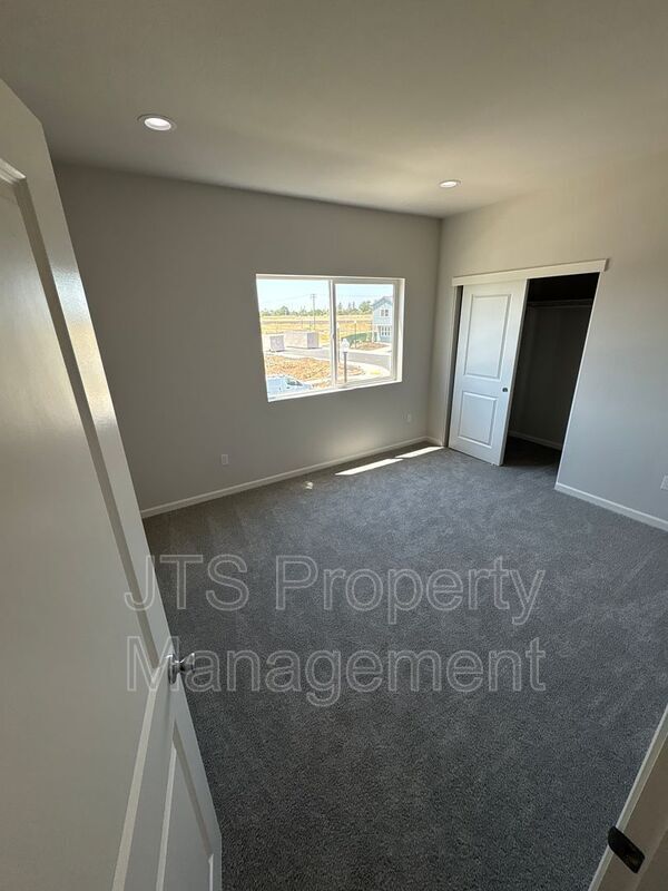 Building Photo - 5 Oak Manor Way