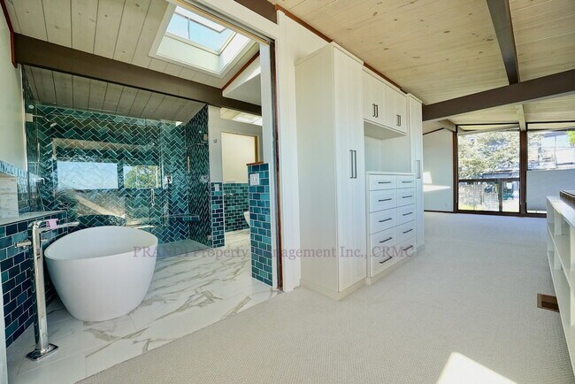 Building Photo - Unmatched Quality and Unparalleled Views F...