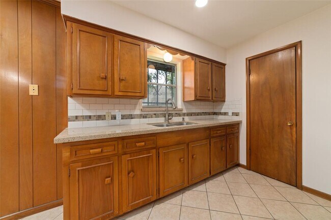 Building Photo - 7615 Barberton Dr