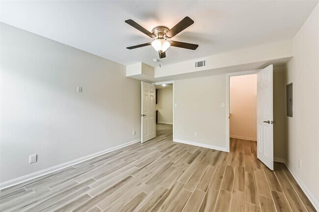 Building Photo - 1860 White Oak Dr