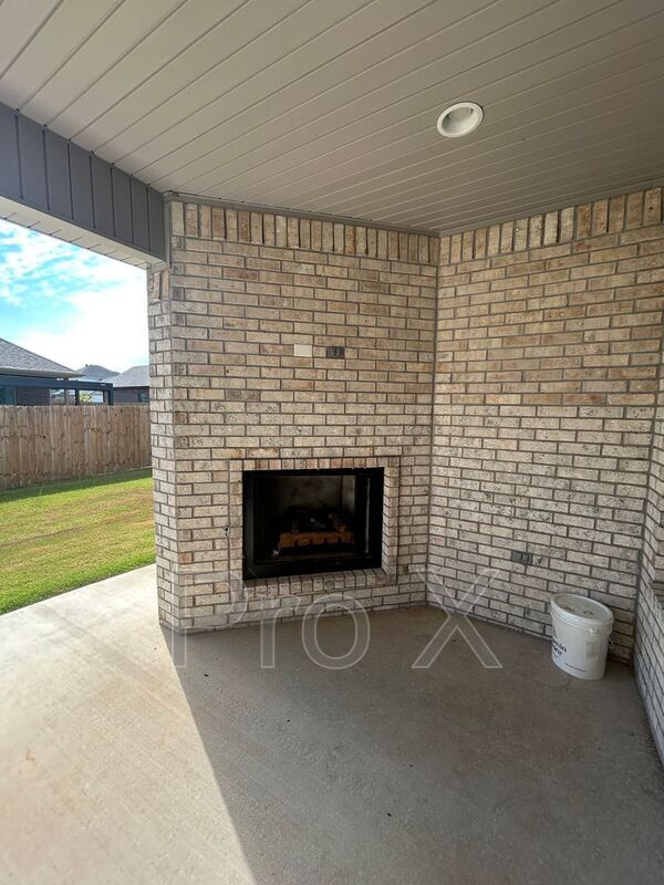 Building Photo - 2004 Charles St