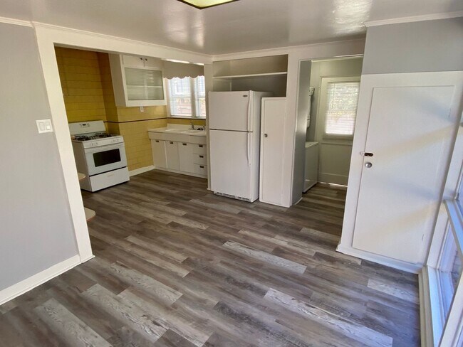 Building Photo - Charming 2 Bedroom Craftsman House w/Porch and Private Back Patio in Hillcrest