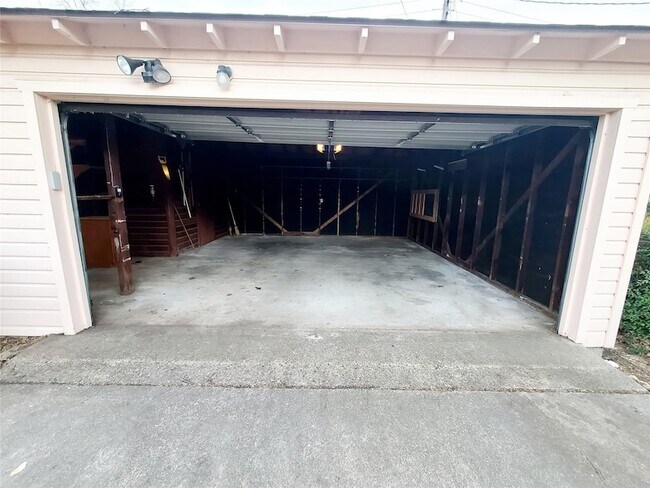 Building Photo - 1830 Viewcrest Dr