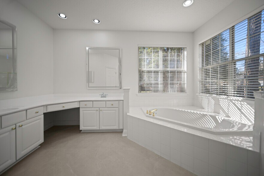 Building Photo - 10061 Vineyard Lake Rd E