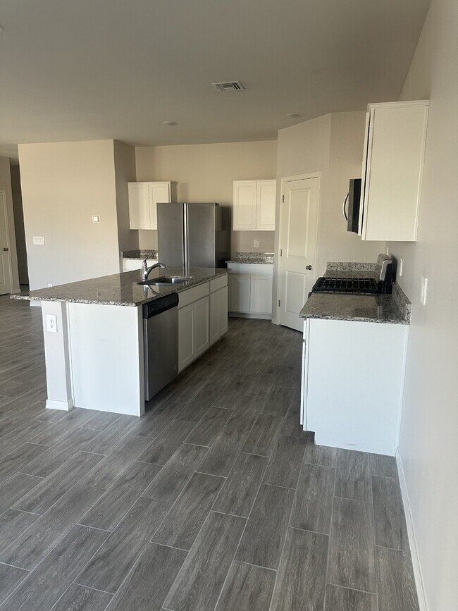 Building Photo - Beautiful, Spacious, and Newer Home, Solar Included!