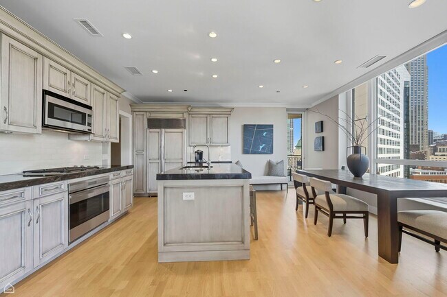Building Photo - 10 E Delaware Pl