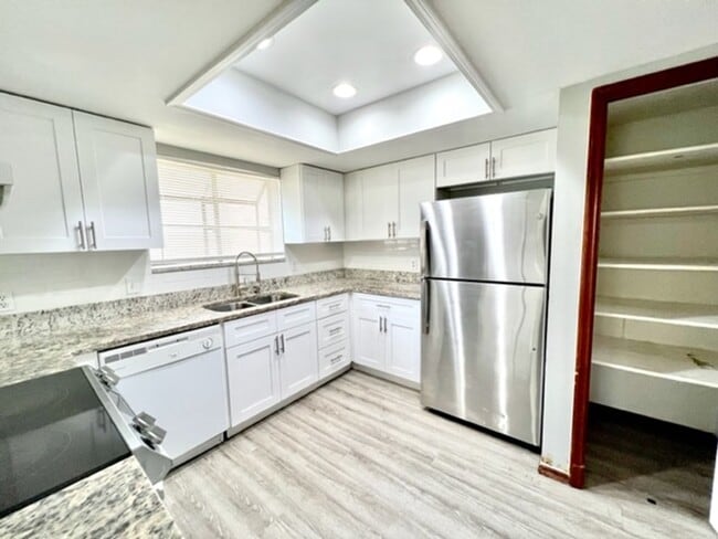 Building Photo - MOVE IN NOW! 4x3 Screened in pool home!!! ...