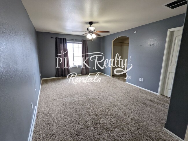 Building Photo - Beautiful Townhome in Soaring Eagles!