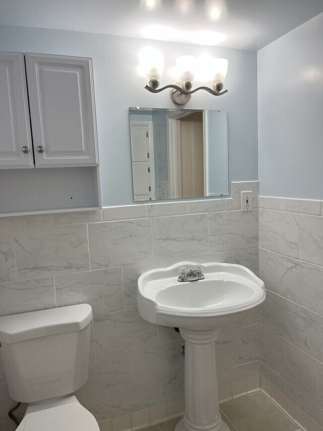 Building Photo - 1020 W Story St