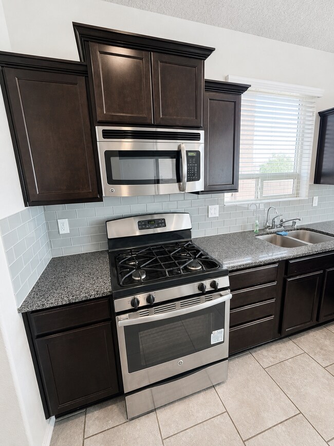 Building Photo - 8936 Mission Ridge Dr