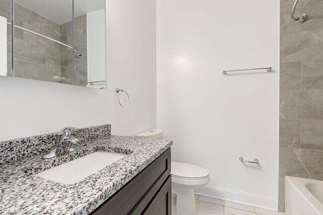 Building Photo - 4176 W Montrose Ave