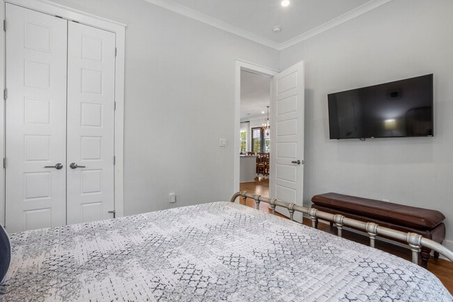 Building Photo - 164 Markham Dr