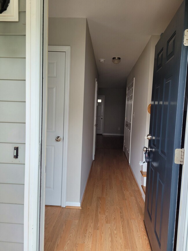 Building Photo - 117 Gatwick Ct