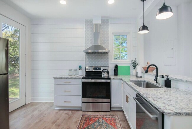 Building Photo - 452 Riverland Dr