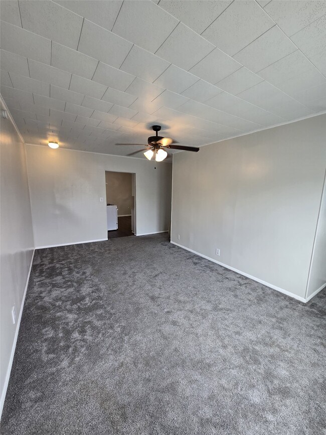 Building Photo - 615 Kernohan St