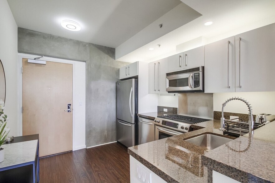 Building Photo - 321 10th Ave