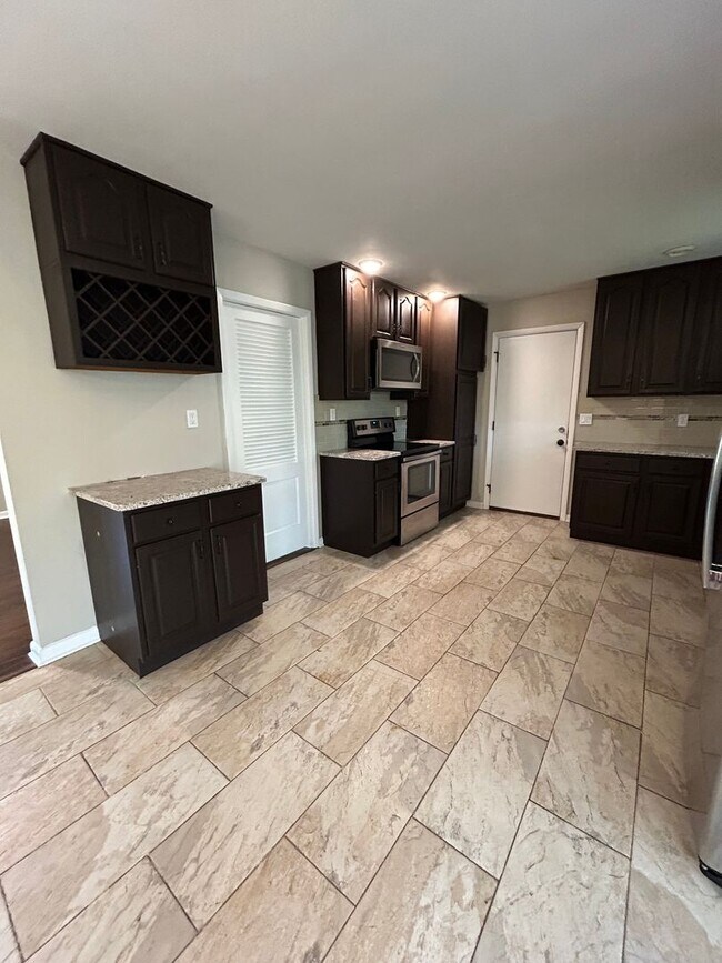 Building Photo - 5 bed 2 bath House in a quiet neighborhood