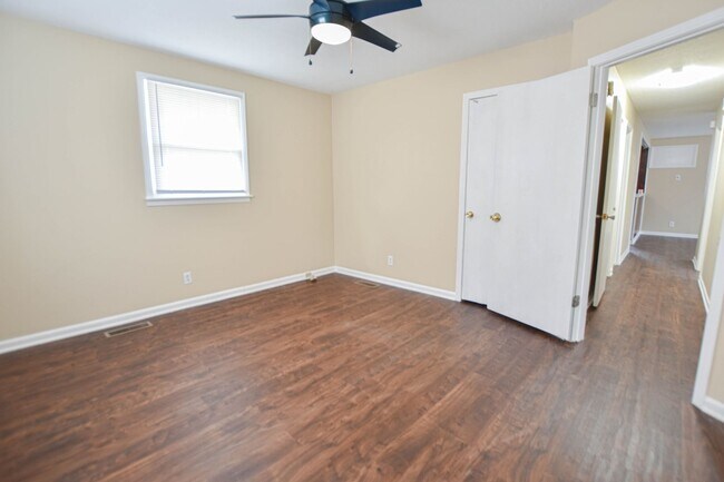 Building Photo - Pet Friendly Three Bedroom!