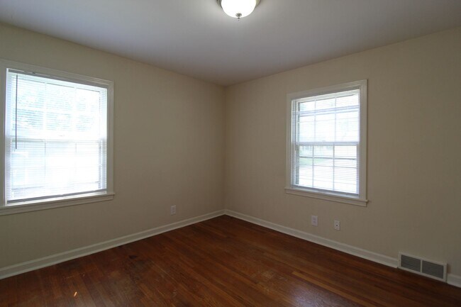 Building Photo - 2 Bedroom 1 Bath Home In Fairway