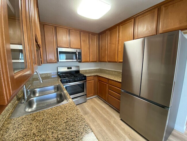 Building Photo - *Special* Charming 2 bedroom 2 bathroom Condo in Oceanside!