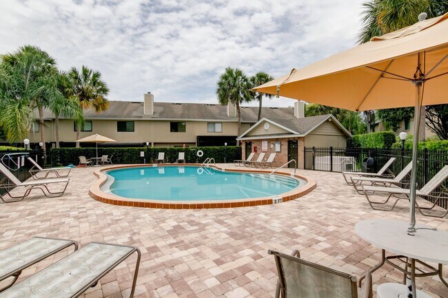 Building Photo - Cozy Move-in ready 2 Bed / 2.5 Bath Townho...