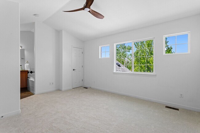 Building Photo - Recently Updated 3 Bedroom 2 Bath Home - B...