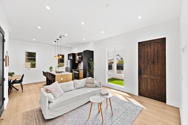 Building Photo - Bright and Spacious Newly Renovated Townhome | 5 Bedroom | 5 Bathroom | Parking Included