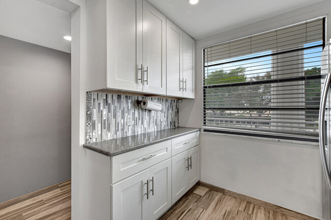 Building Photo - 6025 Balboa Cir