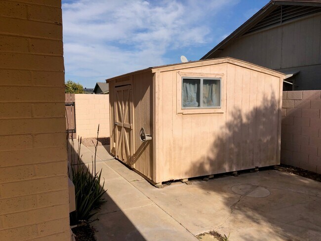 Building Photo - 1203 W Cheyenne Dr