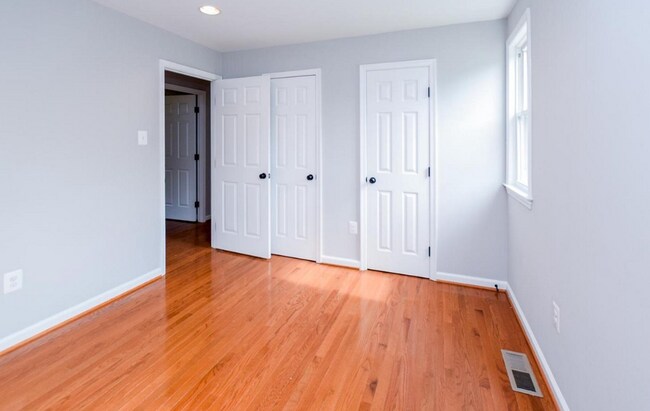 Building Photo - 3704 Oaklawn Rd