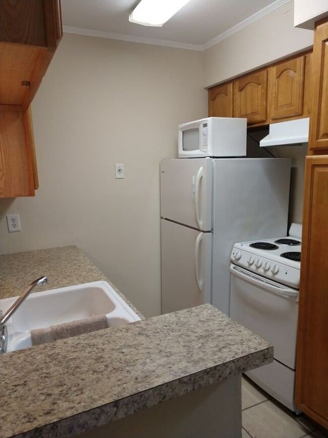 Building Photo - All bills paid Studio townhome in Normandy...