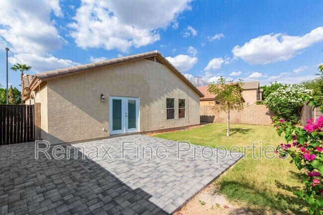 Building Photo - 1851 E Carla Vista Dr