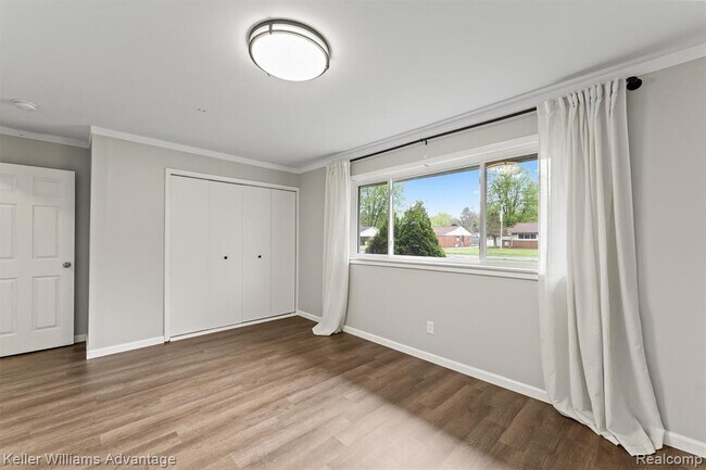 Building Photo - 2479 Ivanhoe Dr