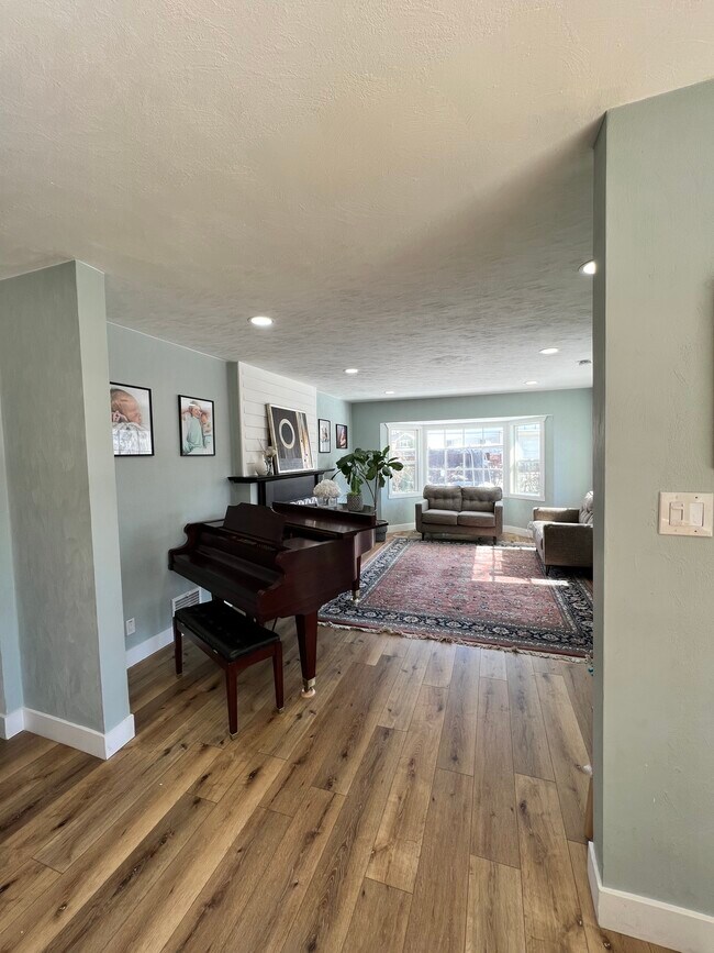 Building Photo - 1647 E Woodland Ave