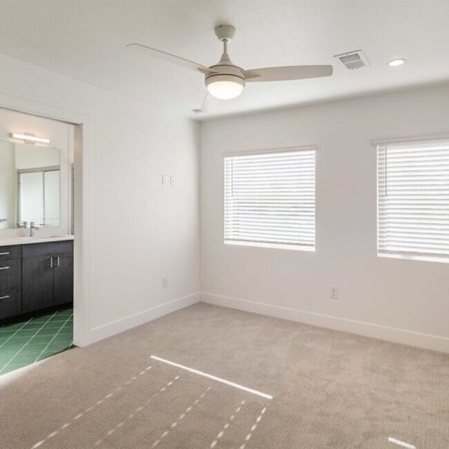 Building Photo - 4bd Rental Duplex! Private Yard, Garage, C...