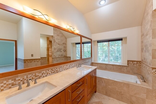 Building Photo - Spacious and stunning 4 bed 3.5 bath in Austin!!!