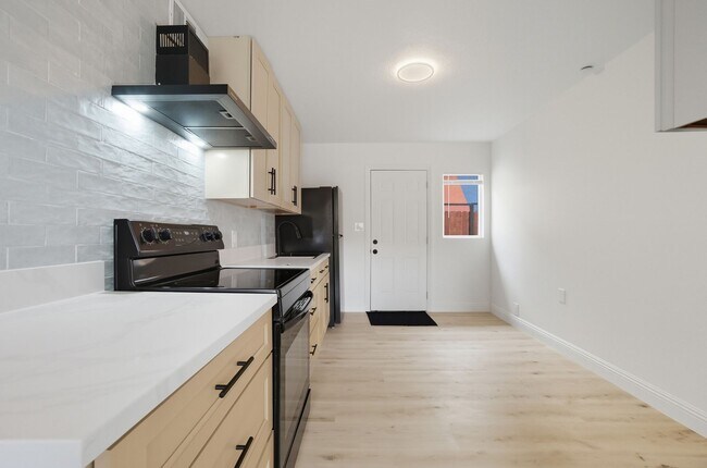 Building Photo - Fully Remodeled 2BR with Modern Upgrades &...