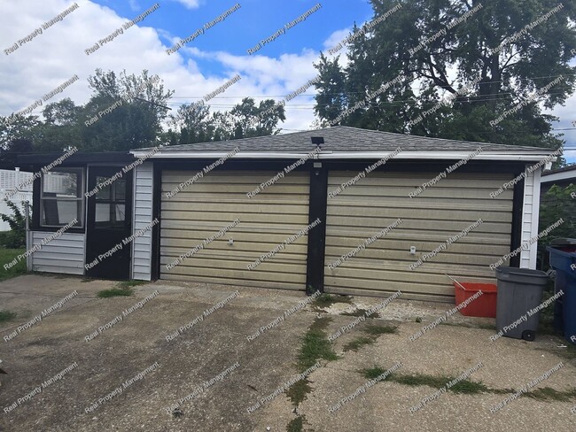 Building Photo - Three Bedroom Ranch