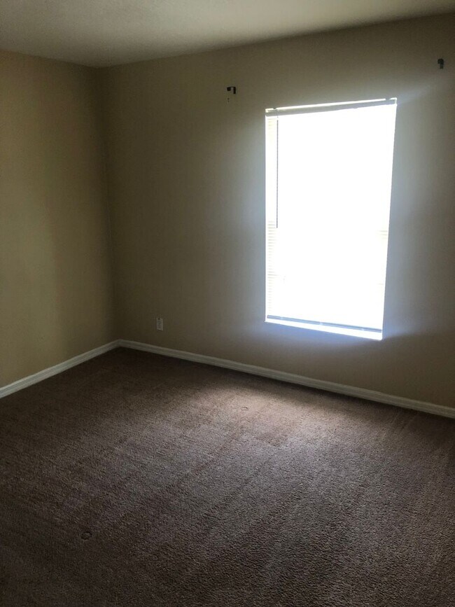 Building Photo - LARGE 3 BDRM 2 BATH HOME AVAILBLE NOW.  AS...