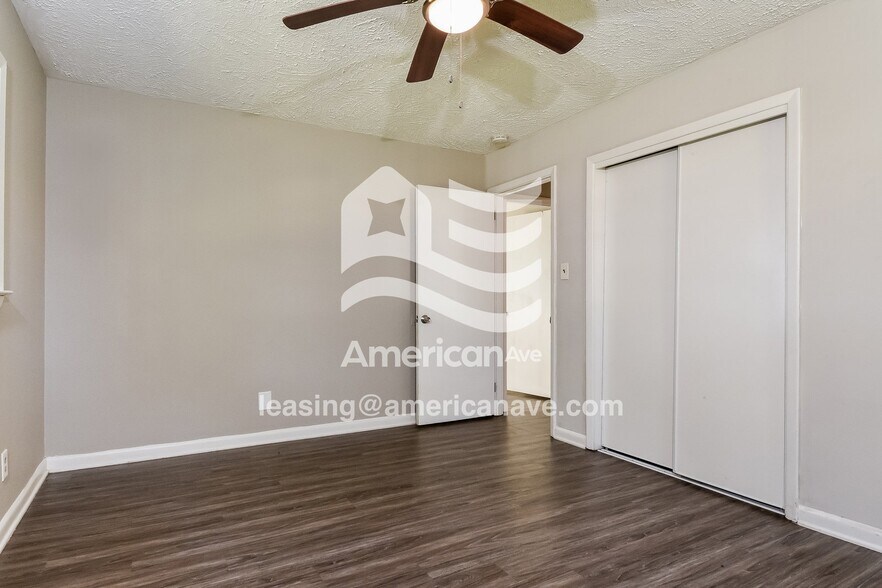 Building Photo - 537 Hemingway St