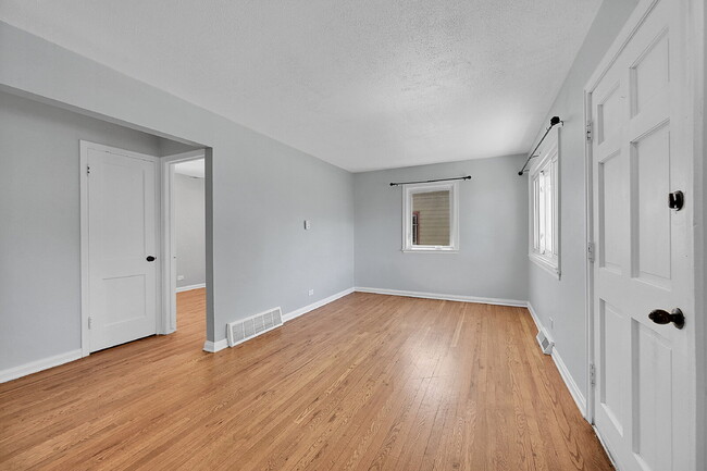 Building Photo - $2,295.00 - 3 Bedrooms, 1 Bathroom, Single...