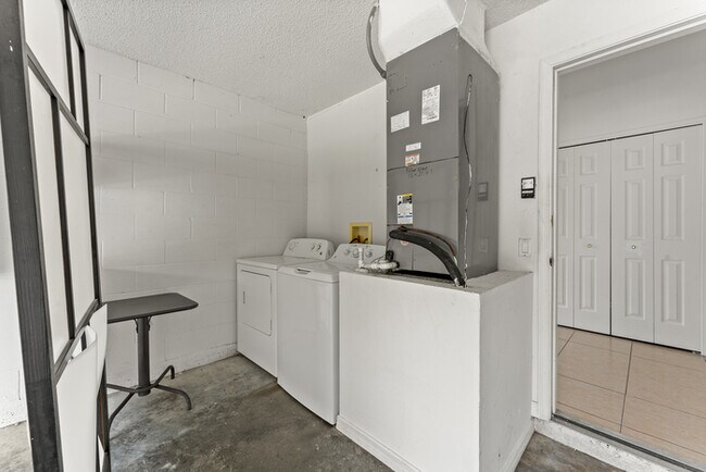 Building Photo - 3 bed with Solar heating Private Pool