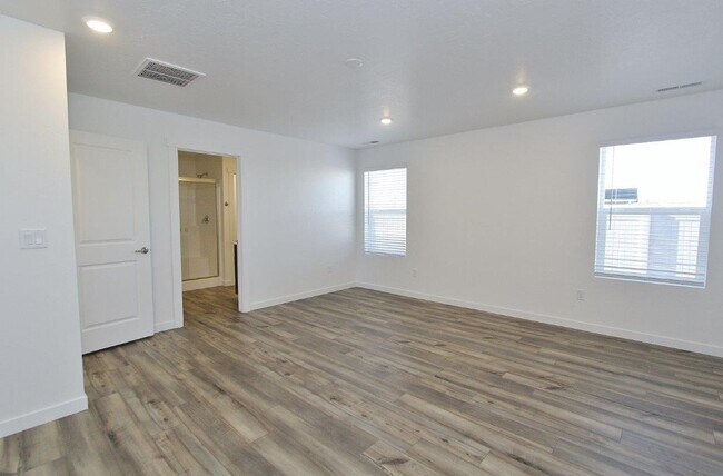 Building Photo - Immaculate Single-Level Home