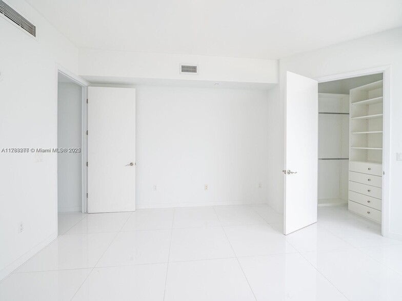 Building Photo - 15901 Collins Ave
