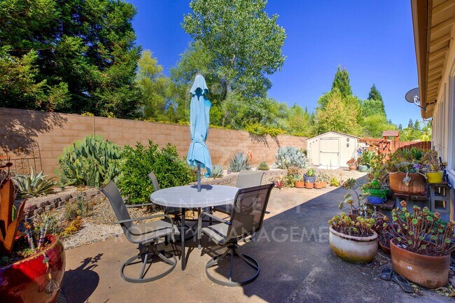 Building Photo - One of a kind, GREAT floorplan in Twelve B...