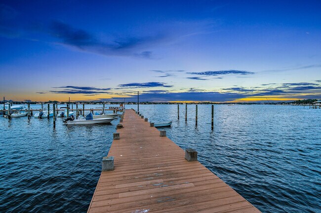 Building Photo - 825 Center St