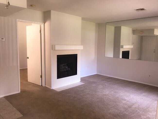 Building Photo - 1 Bed, 1 Bath Condo - Fireplace + Private ...