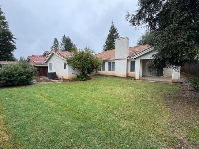 Building Photo - 1848 E Everglade Ave